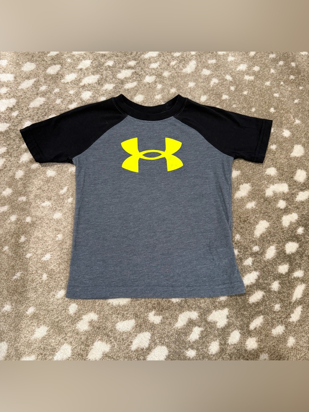 Boys Under Armour Gray & Black Logo Tee with Yellow Accent. Size 4T